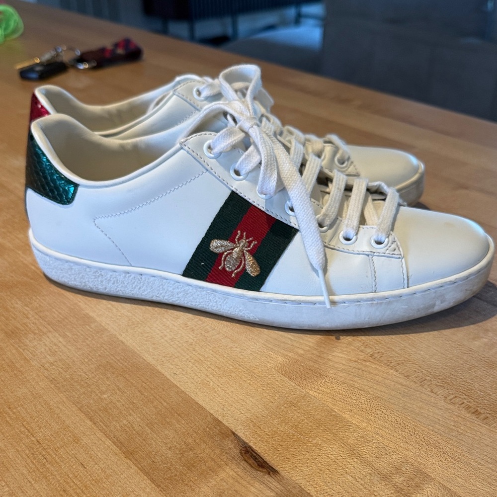 GUCCI White Sneakers with Green and Red Stripe
